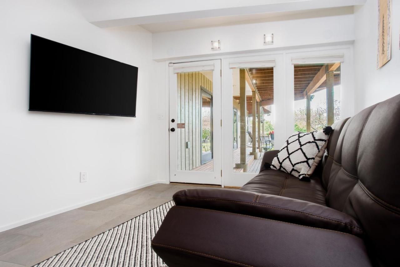 Downtown Contemporary Cove Villa Anchorage Exterior photo